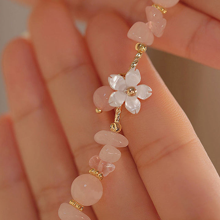 Rosenquarz Kristall Armband Liebe am Handgelenk zartes rosa Naturstein