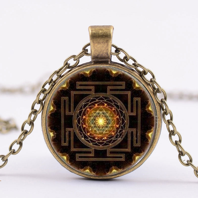 Edelstein Sri Yantra – Klarheit & Fokus – Echter Naturstein – Edelstein Sri Yantra Anhänger Messing Kette Naturstein Klarheit Fokus