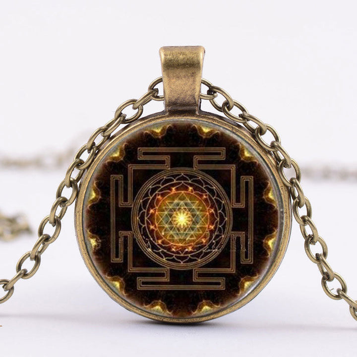 Edelstein Sri Yantra – Klarheit & Fokus – Echter Naturstein – Edelstein Sri Yantra Anhänger Messing Kette Naturstein Klarheit Fokus