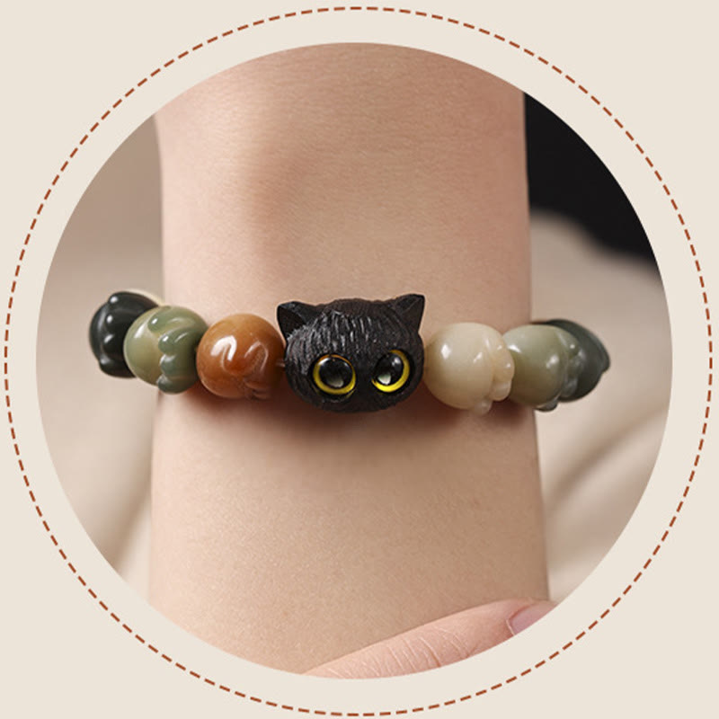 Armband Bodhi Ebenholz Katze mit bunten Steinen am Handgelenk getragen