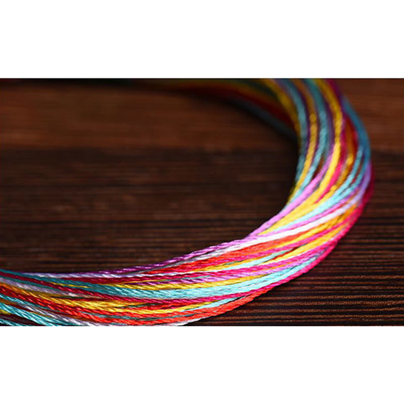 Buntes Armband Fünffarben – Schutz Energie Fäden geflochten Holzgrund.