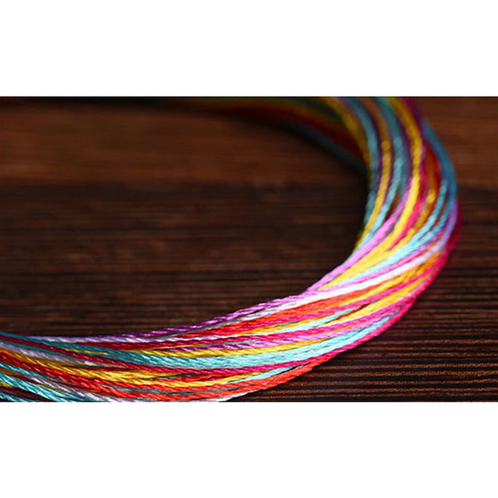 Buntes Armband Fünffarben – Schutz Energie Fäden geflochten Holzgrund.