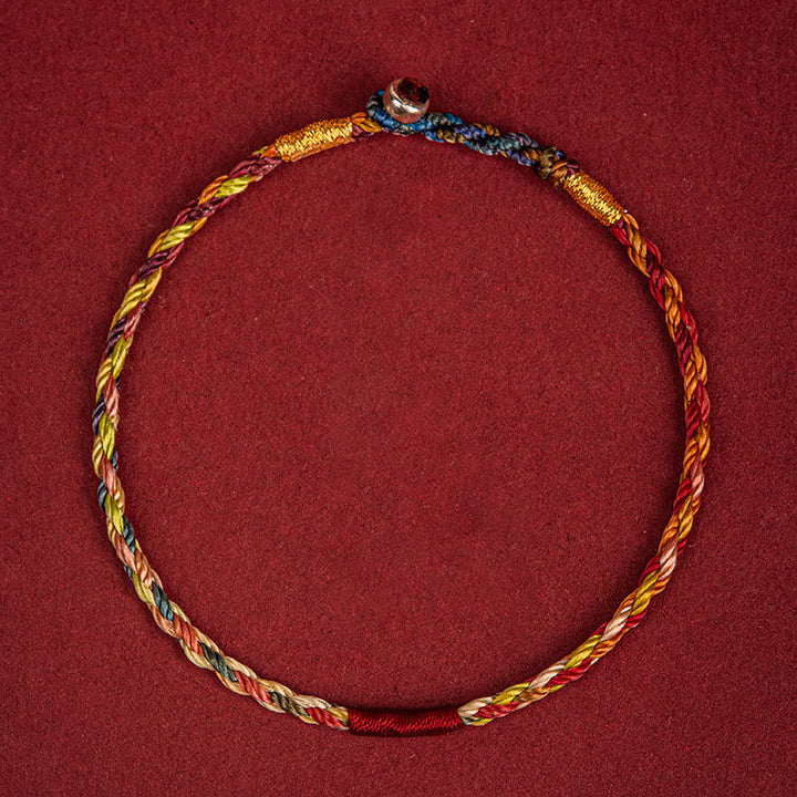 Armband Fünffarben Geflochten Schutz Glück geflochtenes buntes Textilarmband Flat Lay