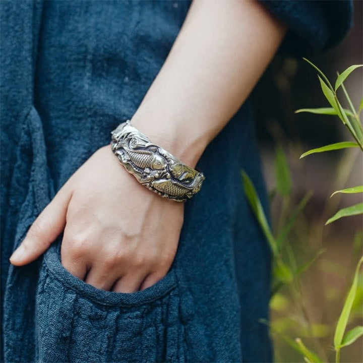 Armband Koi Fisch Glück Wohlstand Balance silbern elegant Handgelenk getragen