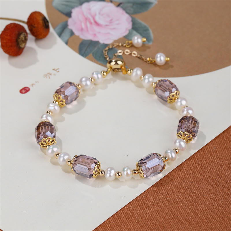 Armband Amethyst Perle mit goldenen Perlenakzenten elegant präsentiert