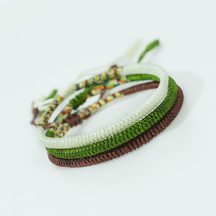 Drei bunte Tibet Armbänder elastisch Glück Naturstein zusammen.