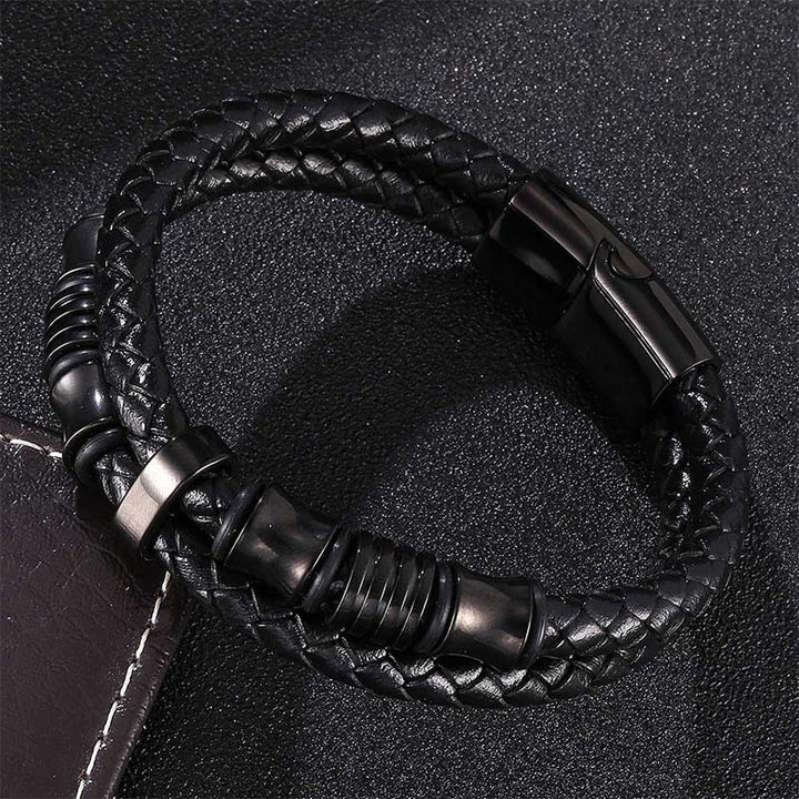 Schwarzes Leder Weave Armband mit Glück Verschluss Nahaufnahme Flat Lay