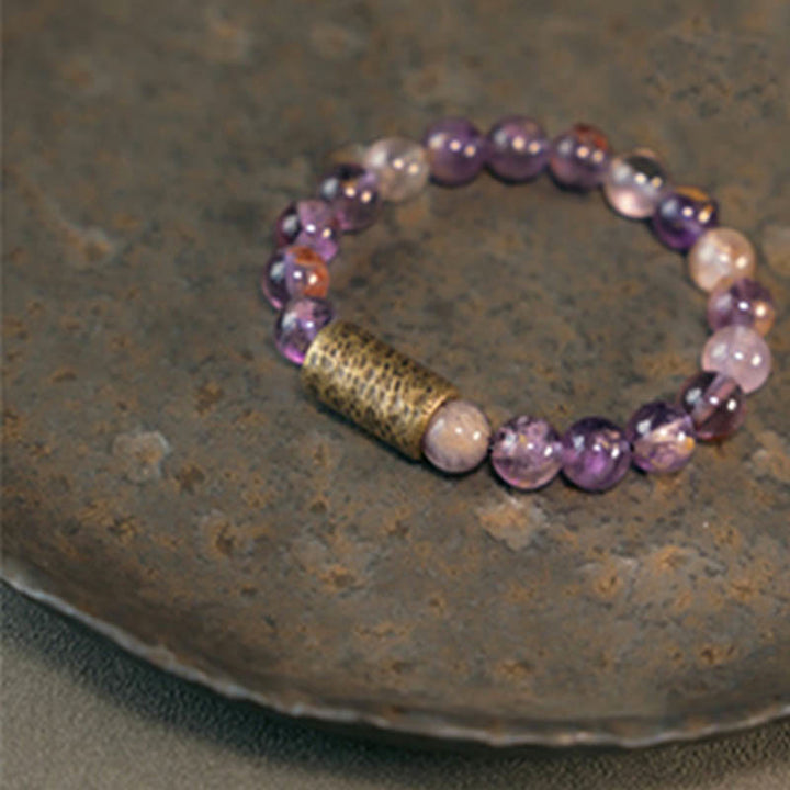 Amethyst Armband mit goldenem Akzent lila Naturstein elastisch getragen