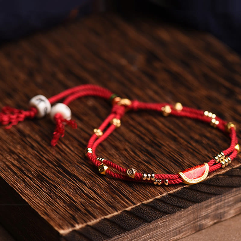 Rotes Armband Zinnober – Glück mit goldenen Perlen Handgelenk.