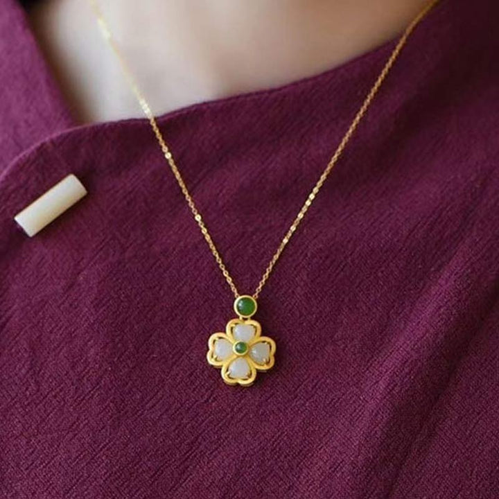 Kette Jade Kleeblatt – Wohlstand & Klarheit – Bild 8 – Kette Jade Kleeblatt Anhänger gold getragen Wohlstand Klarheit