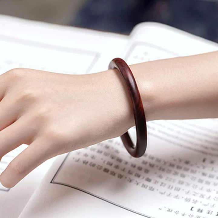 Sandelholz Ebenholz Armband am Handgelenk getragen, dunkelrot, Schutz
