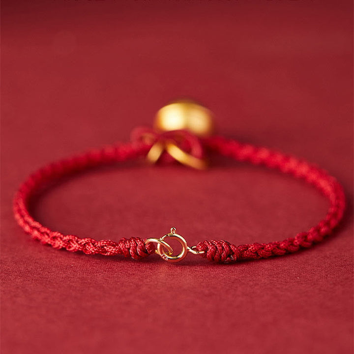 Rotes Armband Fu-Zeichen – Glück mit goldenem Verschluss elegant.