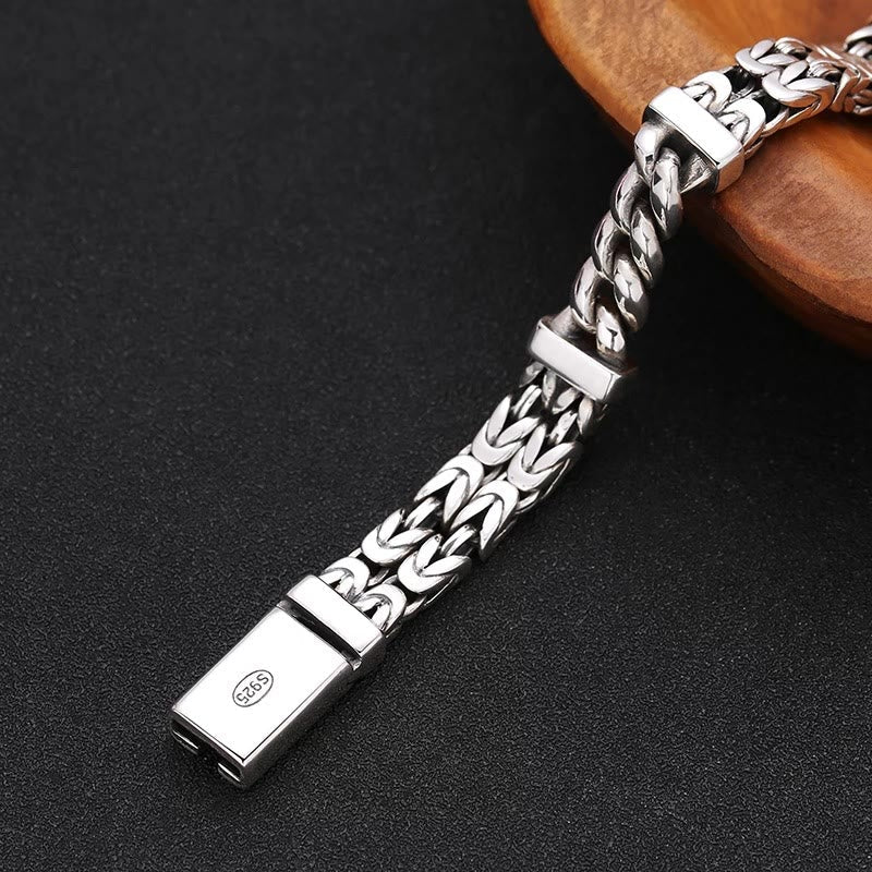 Silbernes Armband – Glück & Heilung mit Kettengliedern getragen.