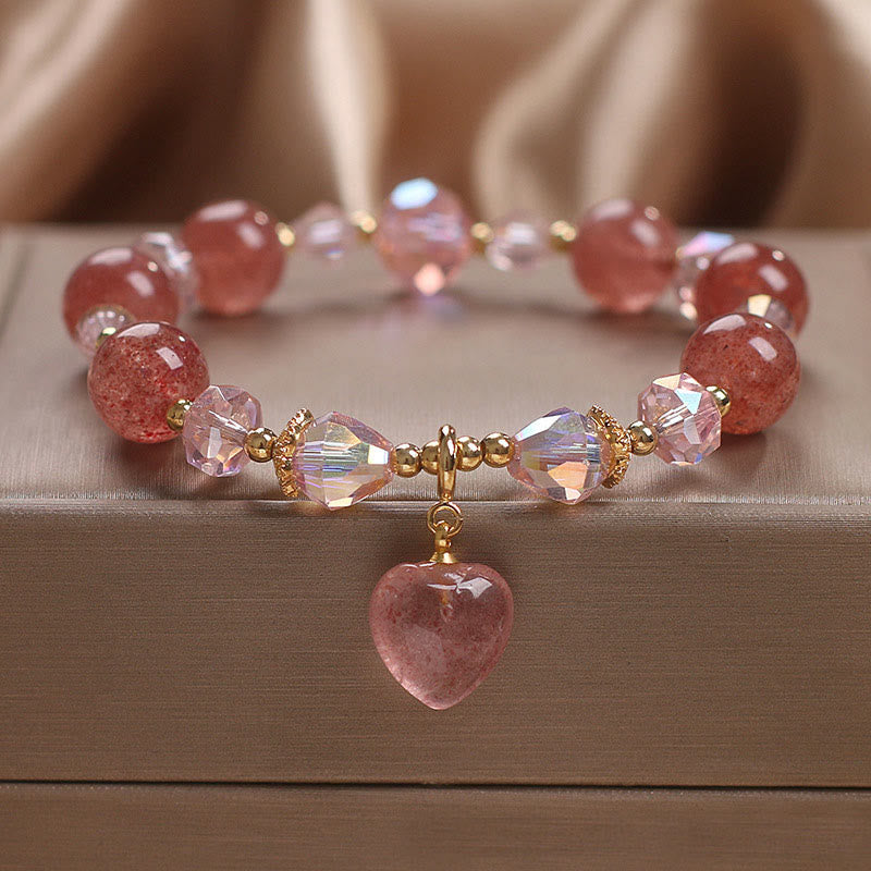 Armband Erdbeerquarz Kristall rosé Perlen Herzanhänger Flachliege elegante Schmuckaufnahme