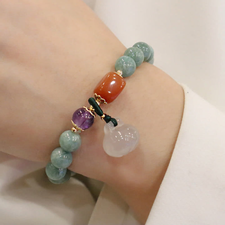 Armband Cyan Jade Amethyst Lotus Heilung Frieden am Handgelenk getragen