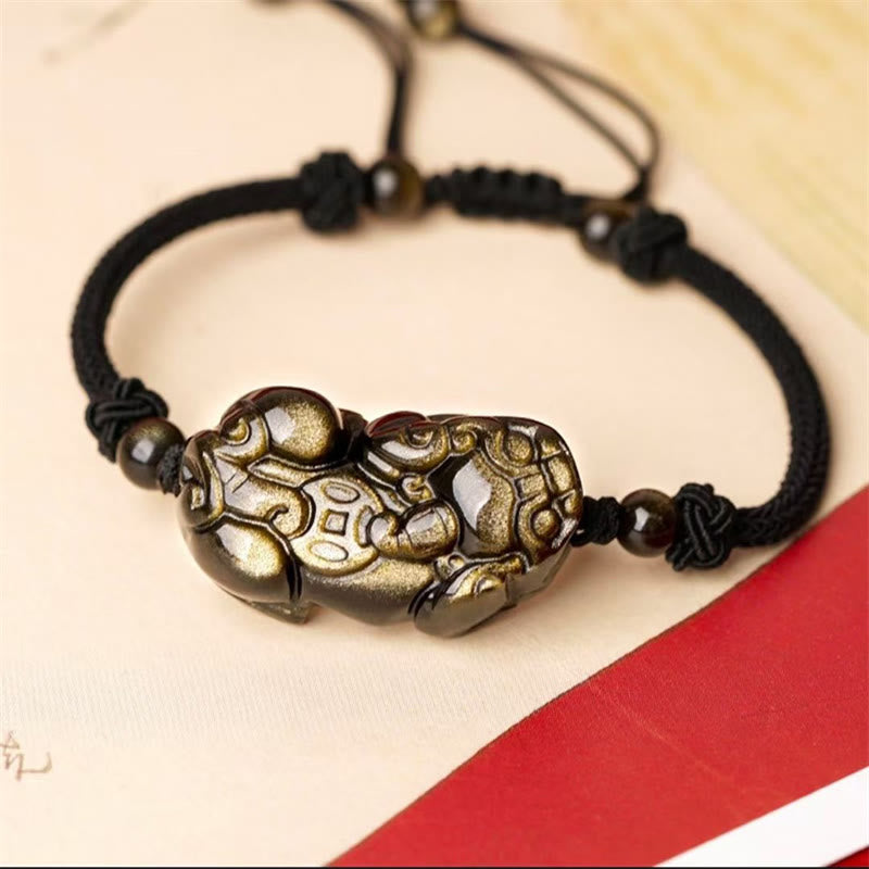 Messing Pixiu Armband mit schwarzem Seil elegant getragen