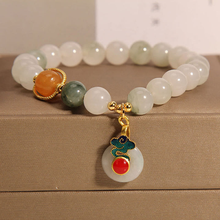 Armband mit weißem Jade, rotem Achat und goldenem Schmuck Anhänger.
