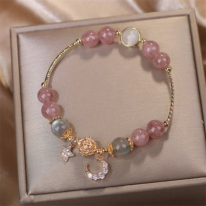 Rosafarbenes Erdbeerquarz Mondstein Armband mit Charms in Geschenkbox.