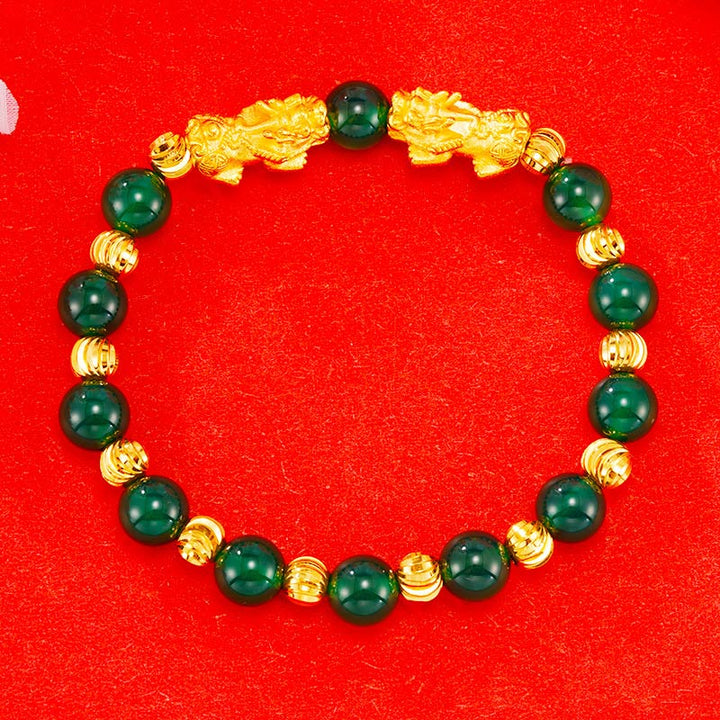 Armband Pixiu – Wohlstand mit grünen Steinen und goldenen Perlen elastisch.