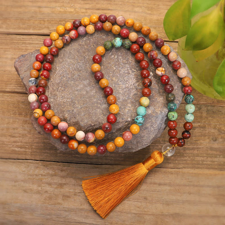 Mala 108 Perlen Mookaite Emotional Halskette mit Quaste auf Stein.