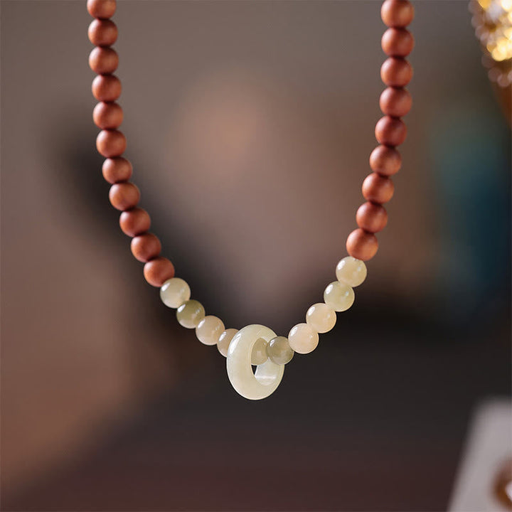 Sandelholz Jade Armband mit Perlen Schutz elegant getragen