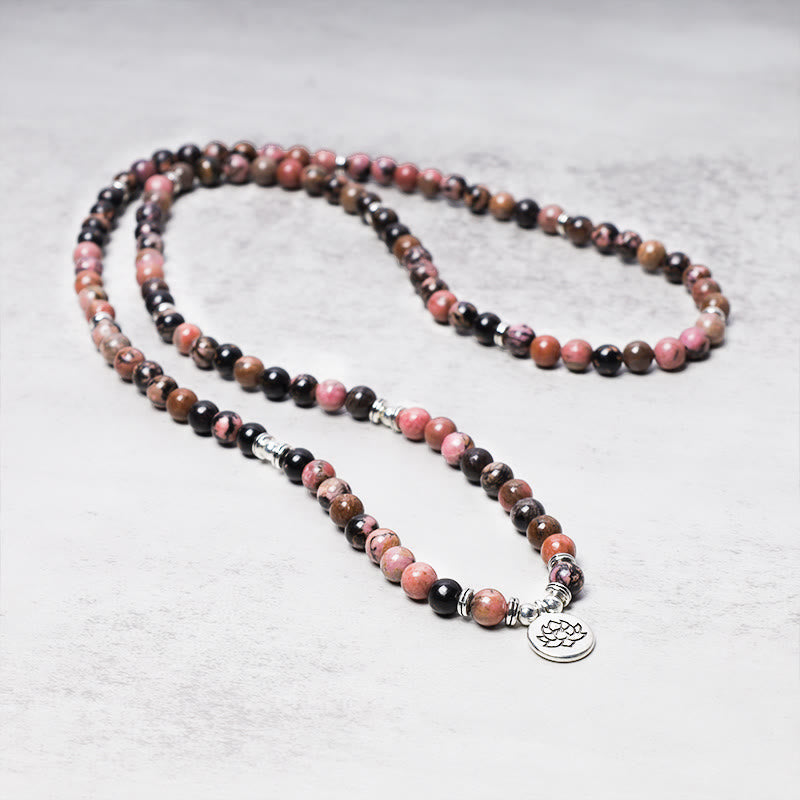 Mala Rhodonit Lotus Halskette mit rosa und schwarzen Natursteinen Lotus-Anhänger.