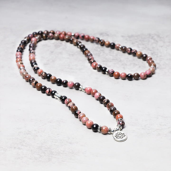 Mala Rhodonit Lotus Halskette mit rosa und schwarzen Natursteinen Lotus-Anhänger.