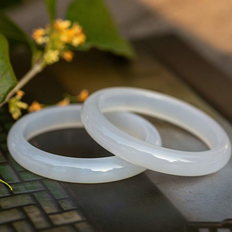 Zwei weiße Jade Armbänder – Harmonie Naturstein elegant nebeneinander.