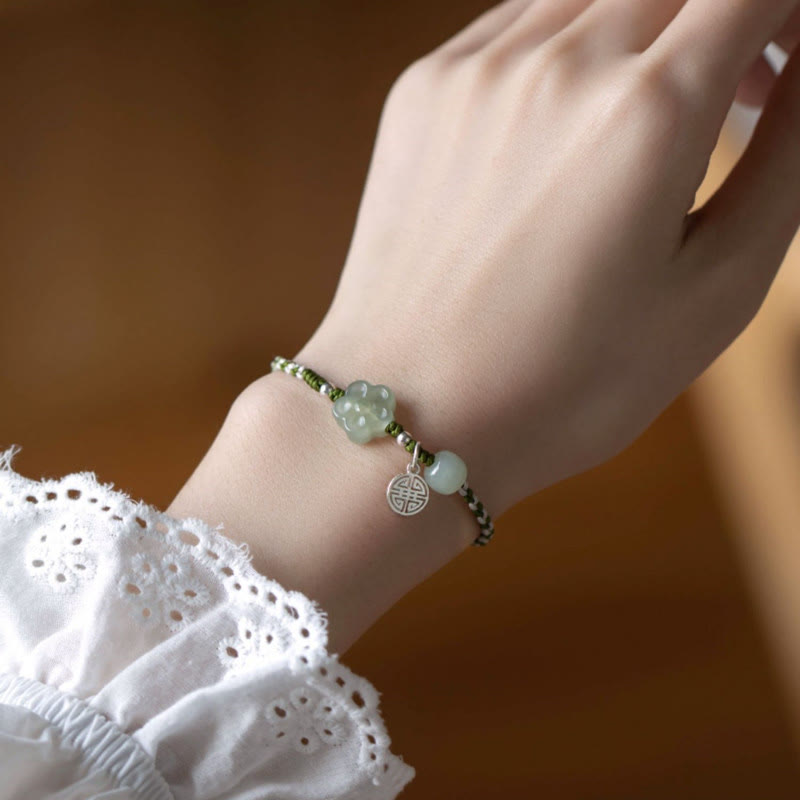 Jade Armband Pflaumenblüte am Handgelenk getragen grüner Stein Glück Wohlstand