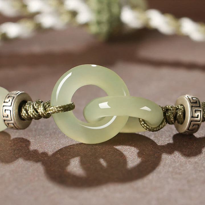 Jade Armband mit grünem Stein und bronzefarbenen Verschlüssen elegant.