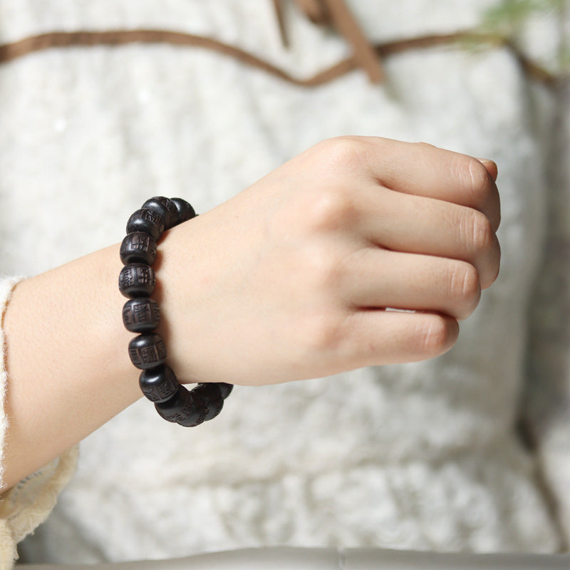 Schwarzes Ebenholz Armband mit Om Mani Padme Hum Gravur am Handgelenk getragen