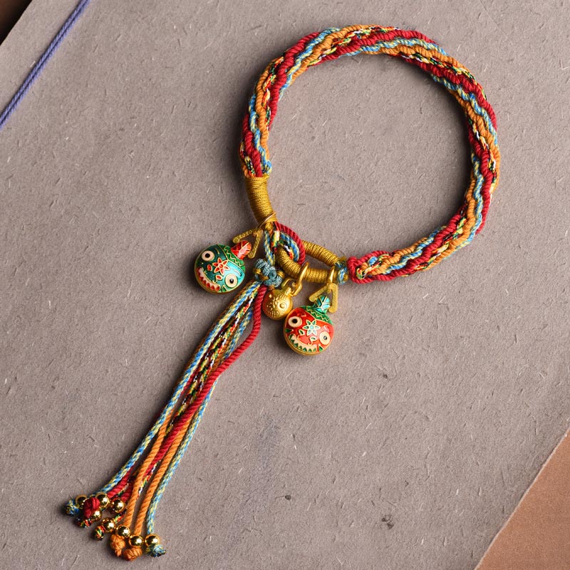 Buntes Seidenarmband mit goldenen Glücksbringern und Perlen Glück Energie.