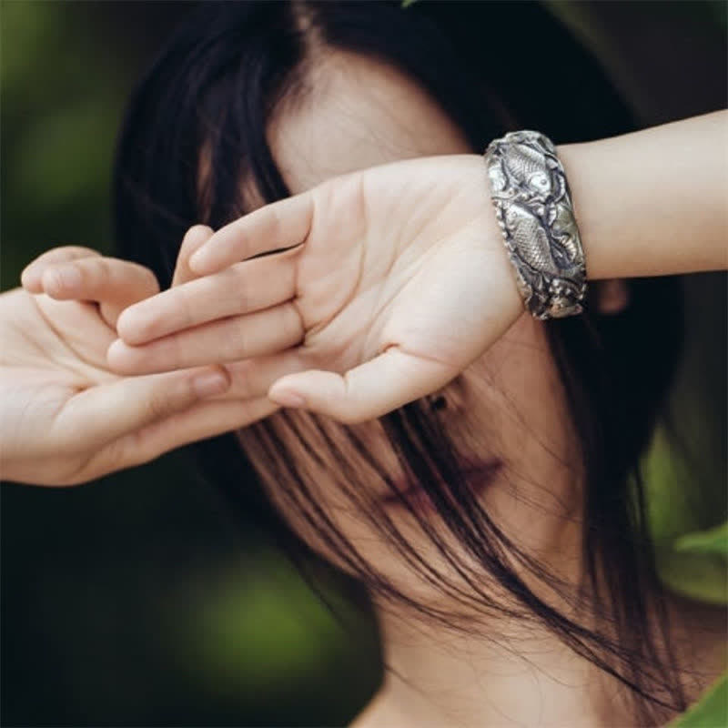 Armband Koi Fisch mit silbernem Design am Handgelenk getragen Glück