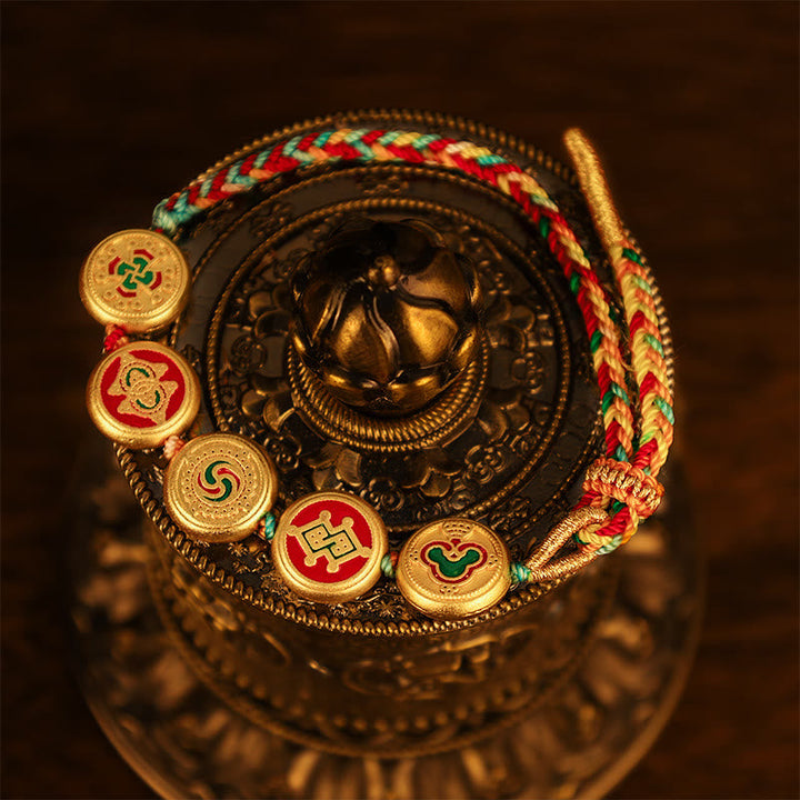 Goldenes Armband Five Five mit buntem Seil und glückbringenden Münzen.
