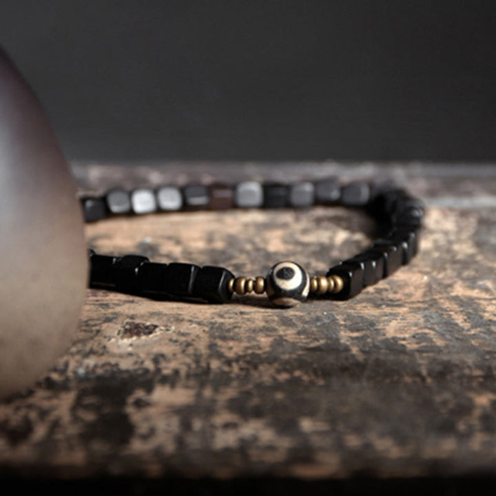 Schwarzes Ebenholz Armband mit Kupperperlen am Handgelenk getragen