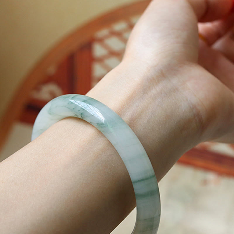 Jade Armband Glück & Wohlstand am Handgelenk elegant getragen Naturstein