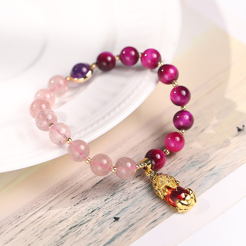 Armband Erdbeerquarz Pixiu – Liebe mit rosafarbenen Steinen goldener Anhänger