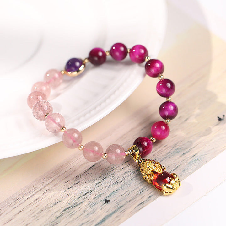 Armband Erdbeerquarz Pixiu – Liebe mit rosafarbenen Steinen goldener Anhänger