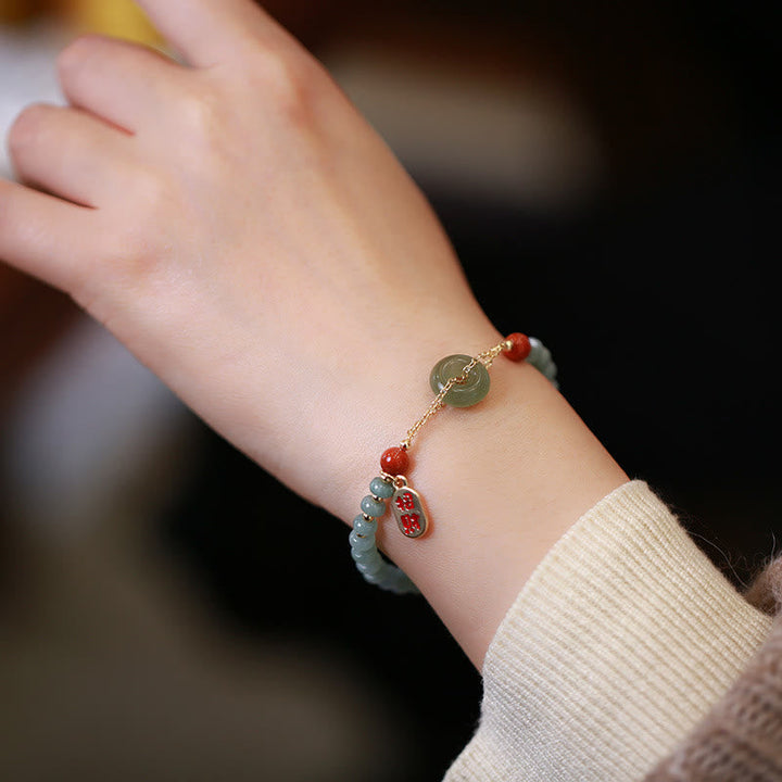Armband Roter Achat Jade am Handgelenk mit Natursteinen und Anhängern