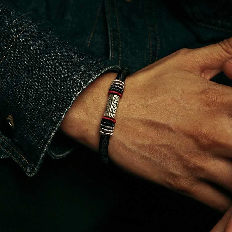 Armband 925 Silber Om Mani Padme Hum am Handgelenk getragen dunkelgrün