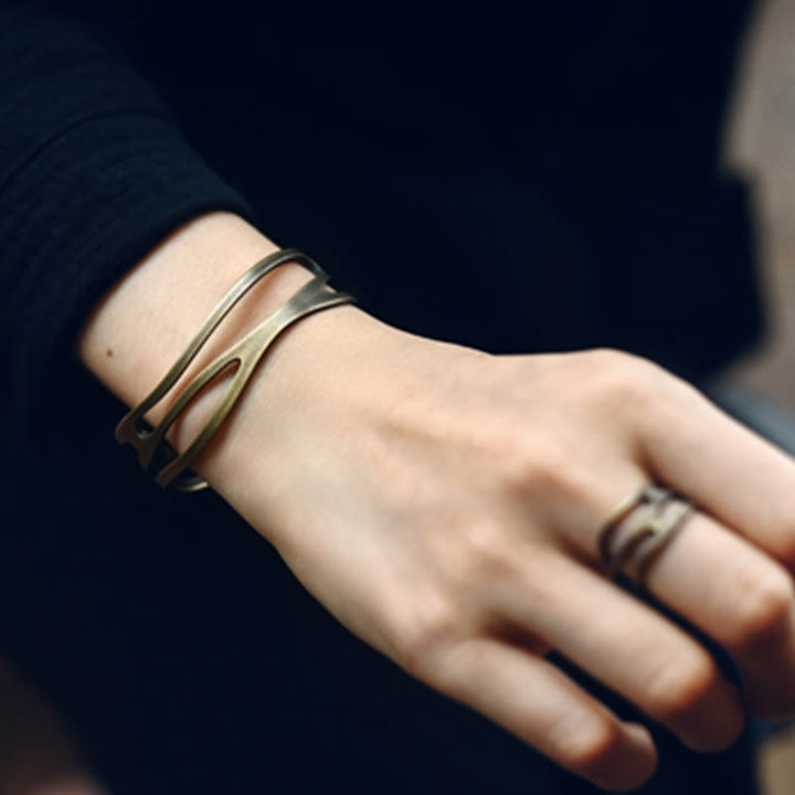 Kupfer Armband am Handgelenk getragen, elegantes Design Wohlstand Energie