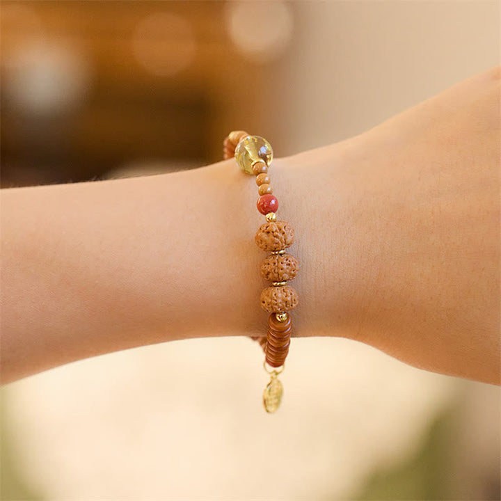 Bodhi-Samen Armband mit Citrin und roten Perlen am Handgelenk getragen