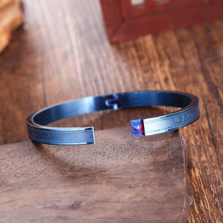 Titanstahl Armband mit Segen-Gravur elegant am Handgelenk getragen