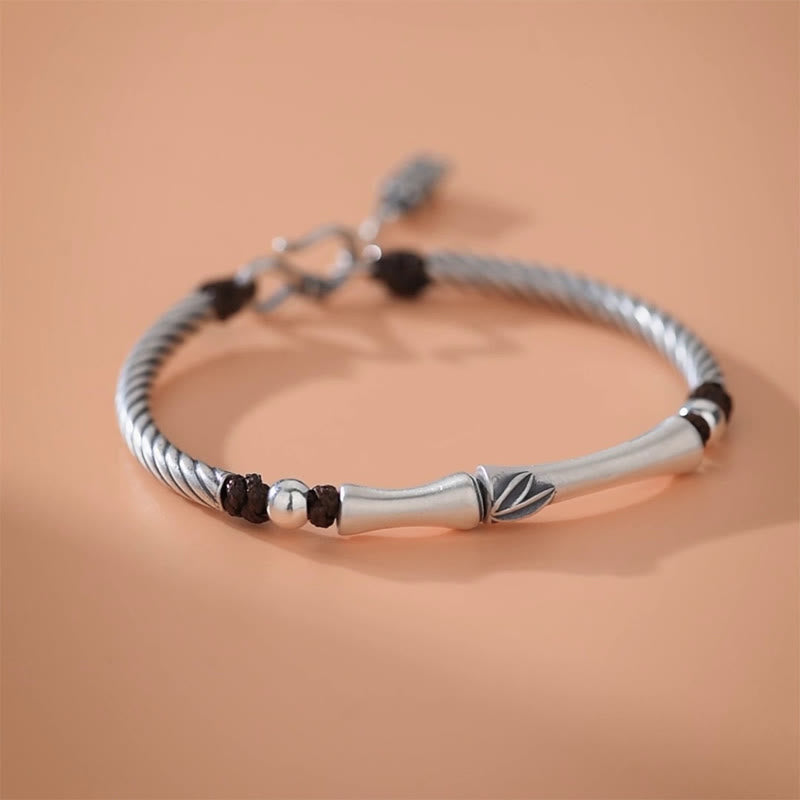 Silberarmband mit Bambus-Design und schwarzen Perlen elegant am Handgelenk