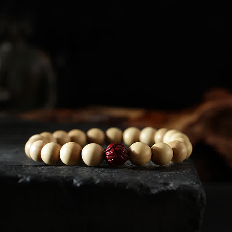 Armband Zinnober Yin Yang – Glück & Wohlstand mit hellen Holzperlen elegant arrangiert.