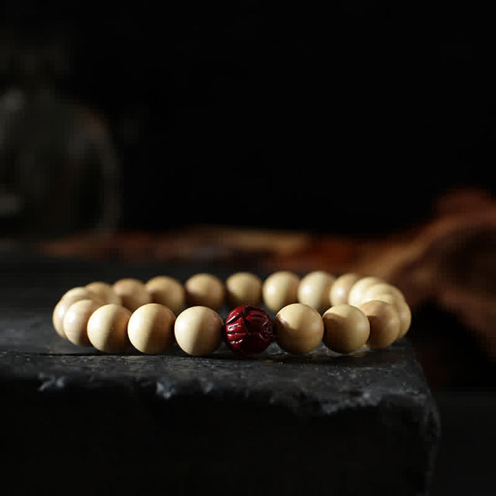 Armband Zinnober Yin Yang – Glück & Wohlstand mit hellen Holzperlen elegant arrangiert.