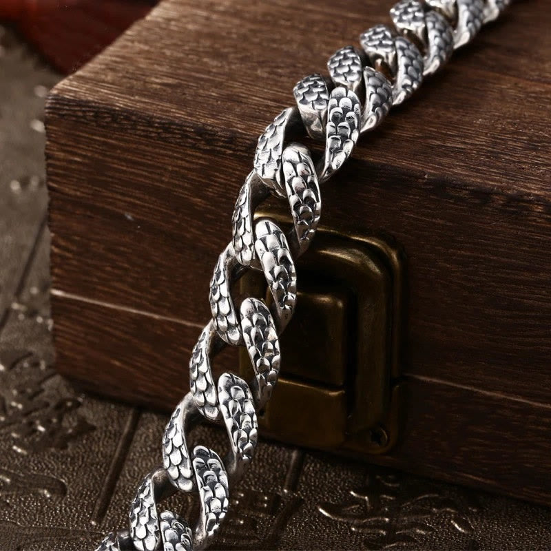 Silbernes Drachen Armband Schutz Segen auf Holzbox elegant.