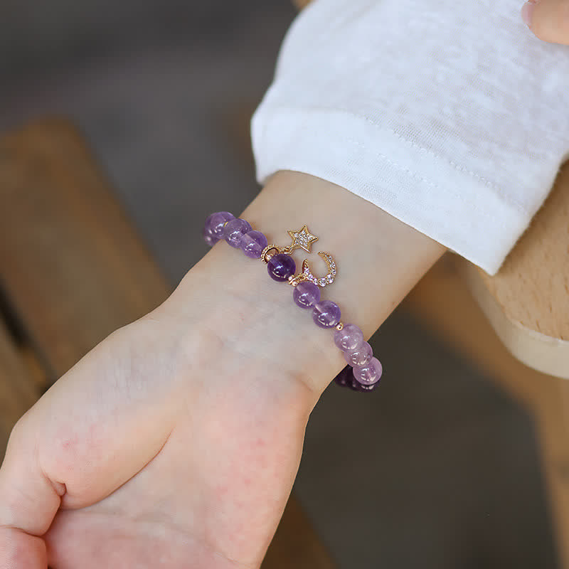 Amethyst Kristall Armband mit Mond und Stern Charm am Handgelenk