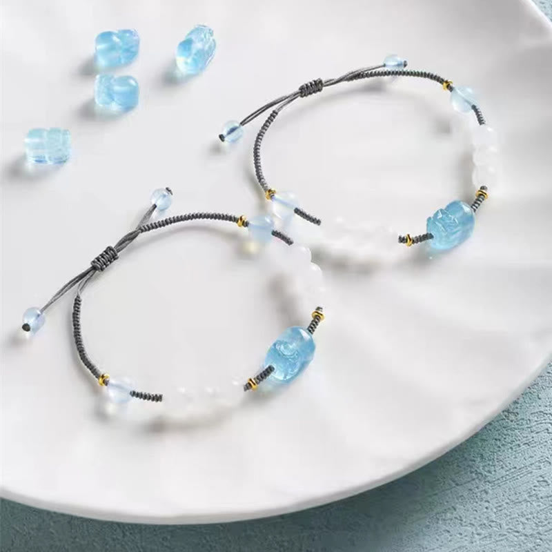 Aquamarin Jade Armband mit Pixiu Perlen auf weißem Teller.