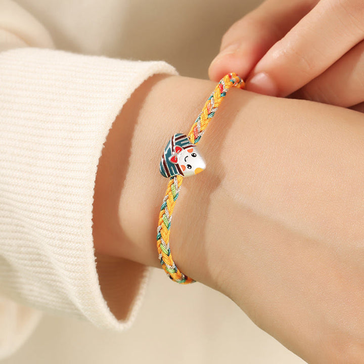 Buntes Drachen-Armband 925 Silber am Handgelenk getragen elastisch.